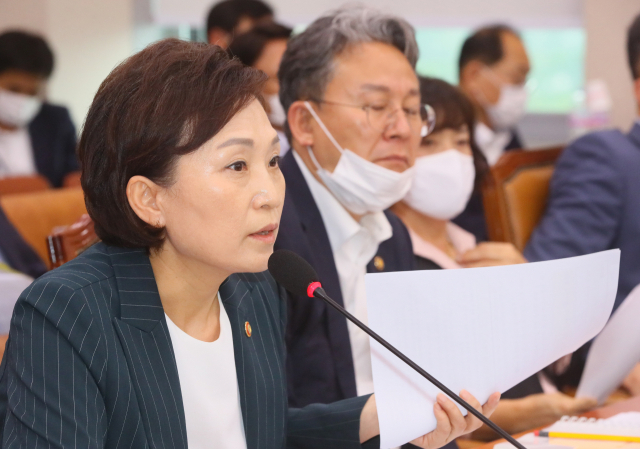 김현미 국토교통부 장관이 29일 국회 국토교통위원회 전체회의에서 질의에 답변하고 있다. 연합뉴스