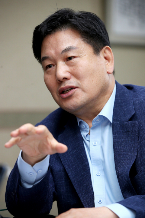 다음 달 1일 취임 한 달을 맞은 홍의락 대구시 경제부시장이 한 달간의 소회와 성과 등을 설명하고 있다. 김영진 기자 kyjmaeil@imaeil.com