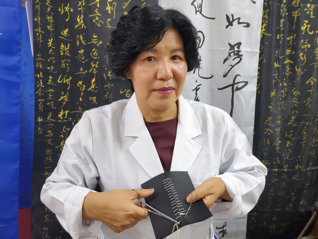 29일 경주 서라벌대에서 만난 김미혜 서라벌대 장례서비스경영과 학과장이 훼손된 시신을 봉합하는 기법 중 기본적이면서 가장 안정적인 방법으로 손꼽히는 베이스볼(야구공) 봉합 방식에 대해 설명하고 있다. tong@imaeil.com