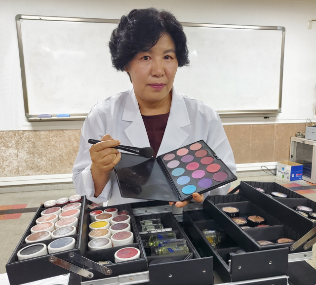29일 경주 서라벌대에서 만난 김미혜 서라벌대 장례서비스경영과 학과장이 장례복원메이크업에 대해 설명하고 있다. tong@imaeil.com