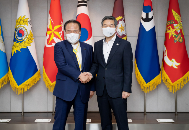 정경두 국방부 장관(왼쪽)과 김영만 군위군수가 29일 서울 용산구 국방부에서 대구·경북 통합신공항 이전 부지 선정 관련 면담에 앞서 기념촬영을 하고 있다. [국방부 제공. 재판매 및 DB 금지] 연합뉴스