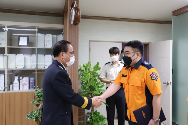 경북 구미소방서는 30일 심정지 환자를 소생시킨 소방공무원 2명에 대해 하트세이버 인증서를 수여하고 있다. 구미소방서 제공