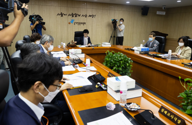 30일 오전 서울 중구 국가인권위원회에서 열린 제26차 상임위원회에서 최영애 국가인권위원회 위원장이 의사봉을 두드리고 있다. 연합뉴스