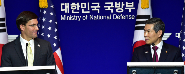 지난 2019년 만난 마크 에스퍼 미 국방부 장관과 정경두 국방부 장관. 연합뉴스