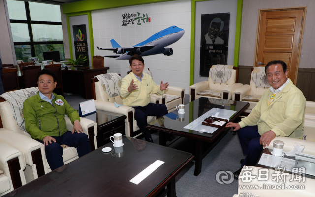 30일 오전 군위군청에서 이철우(왼쪽) 경북도지사와 권영진(가운데) 대구시장이 김영만 군위군수를 만나 통합신공항 부지 선정 관련 협의를 하기 전 기자들의 사진 촬영에 응하고 있다. 우태욱 기자 woo@imaei.com