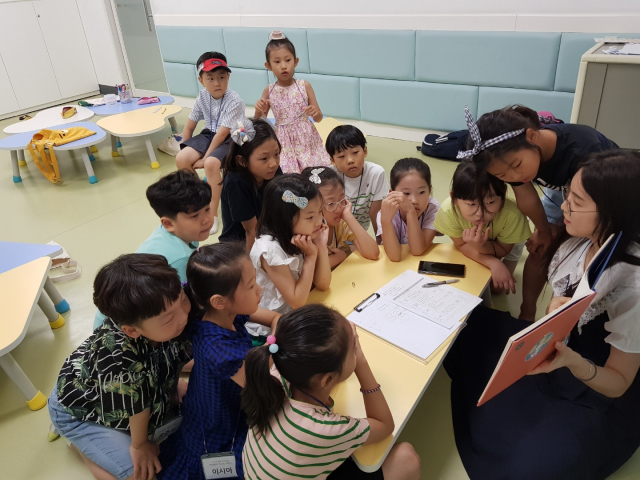 고산도서관에서 진행하는 여름특집 독서문화 프로그램에 참여한 어린이들이 선생님과 책에 대해 이야기하고 있다. 고산도서관 제공