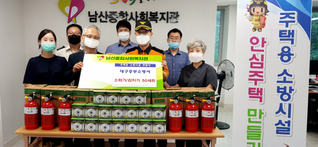 대구 중부소방서(서장 신기선)은 지난 29일 남산종합사회복지관(관장 신상윤)에 화재 취약계층을 위한 주택용 소방시설 기부 물품을 전달했다. 대구 중부소방서 제공
