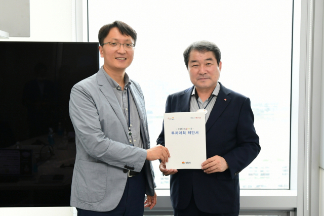 김충섭 김천시장(오른쪽)이 박대준 쿠팡 대표를 만나 투자계획 제안서를 전달하고 있다. 김천시 제공
