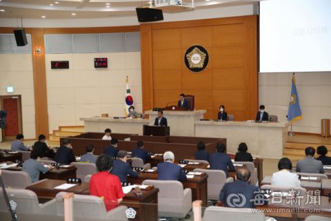 포항시의회가 30일 긴급임시회를 열고 정부의 포항지진특별법 시행령 개선을 촉구하는 성명서를 채택하고 있다. 포항시의회 제공