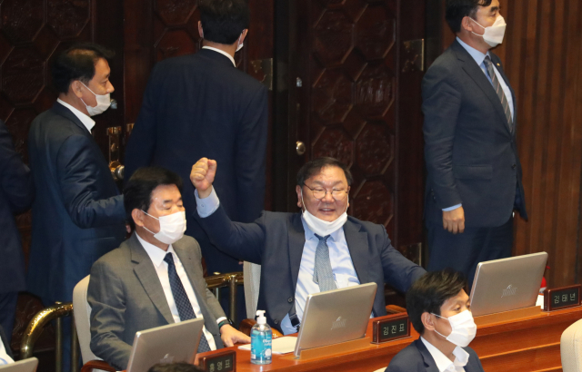 지난 30일 오후 국회 본회의에서 전월세상한제와 계약갱신청구권을 도입하는 내용의 주택임대차보호법이 통과되자 더불어민주당 김태년 원내대표가 기뻐하고 있다. 연합뉴스