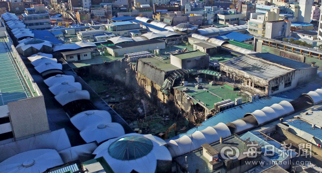 화재 사흘만에 서문시장을 삼켰던 불길이 멈춘 뒤 서문시장 상공에서 바라본 4지구 건물의 모습. 일부가 화재로 붕괴돼 있다. 매일신문DB