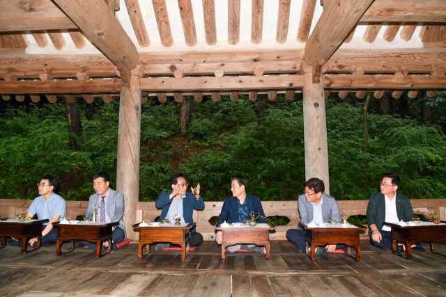 중부내륙권행정협력회 시장·군수들이 소수서원 경내 취한대에서 회의를 하고 있다. 영주시 제공