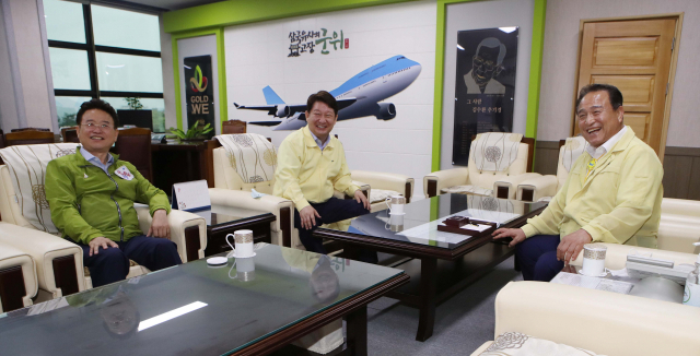 30일 군위군청에서 이철우 경북지사(왼쪽부터), 권영진 대구시장, 김영만 군위군수가 대구경북 통합신공항 이전부지 선정을 위한 막판 협의를 하고 있다. 연합뉴스