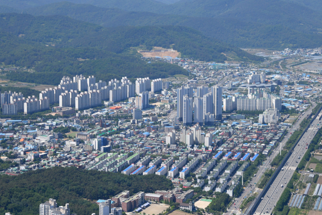 100년 전통의 화원시장. 도시재생사업의 일환으로 아케이드가 설치되는 등 현대식으로 변모했다. 달성군 제공