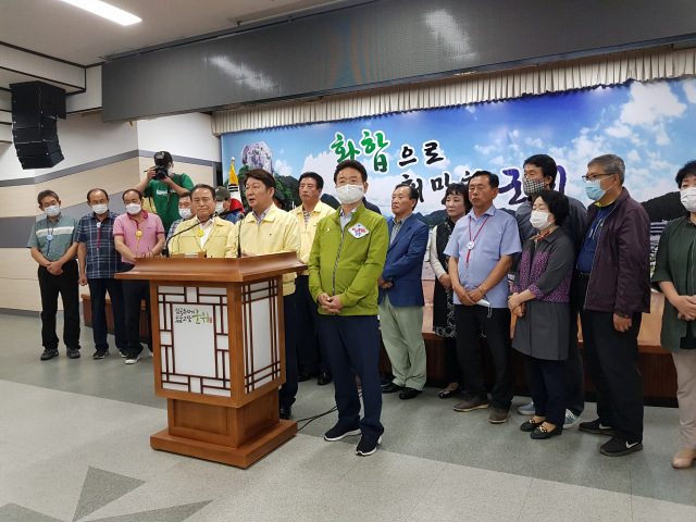 30일 경북 군위군청에서 이철우 경북지사, 권영진 대구시장, 김영만 군위군수가 대구경북 통합신공항 공동후보지 유치신청 발표를 하고 있다.