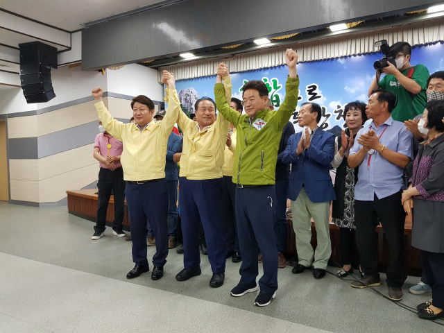 30일 경북 군위군청에서 이철우 경북지사, 권영진 대구시장, 김영만 군위군수가 대구경북 통합신공항 공동후보지 유치신청 발표를 하고 있다.