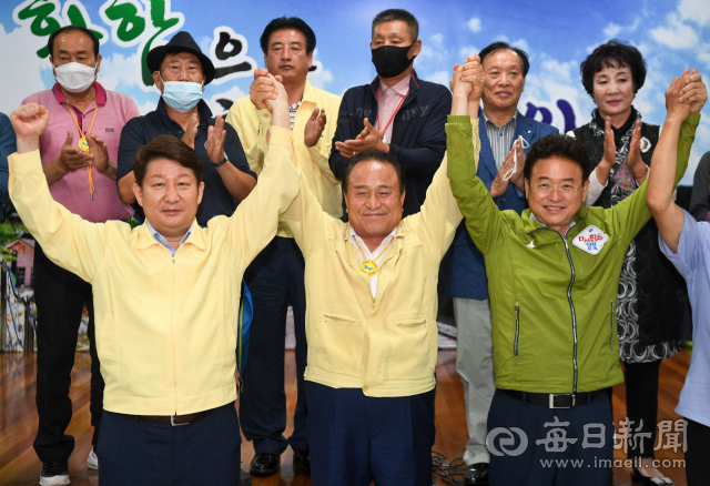 30일 오후 경북 군위군청에서 권영진 대구시장, 김영만 군위군수, 이철우(왼쪽부터) 경북도지사가 대구경북 통합신공항 공동후보지 유치 신청을 발표한 후 손을 들어 올리고 있다. 우태욱 기자 woo@imaeil.com