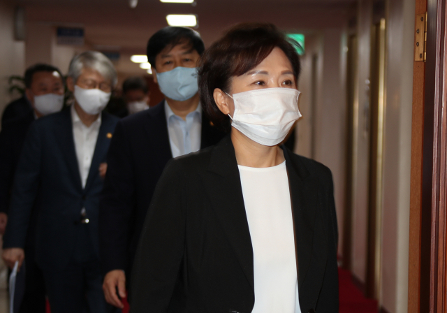 김현미 국토교통부 장관이 31일 정부서울청사에서 열린 임시 국무회의에 참석하고 있다. 연합뉴스