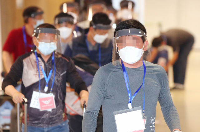31일 오전 인천국제공항을 통해 귀국한 이라크 건설 현장 파견 근로자들이 입국장에 들어서고 있다. 탑승 전 미리 실시한 코로나19 진단검사에서 양성 판정을 받은 근로자들은 의료기관 또는 생활 치료센터에 이송돼 치료를 받게 되며 음성 판정을 받은 경우 임시 생활시설에서 2주 동안 격리된다. 연합뉴스