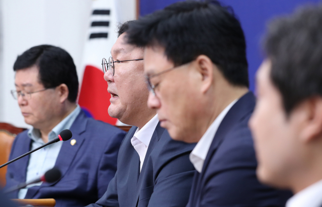 더불어민주당 김태년 원내대표가 이해찬 대표를 대신해 31일 오전 서울 여의도 국회에서 최고위원회의를 주재하고 있다. 연합뉴스