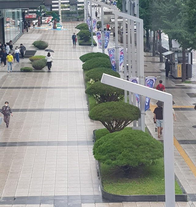 7월 31일 오전 10시부터 10시 30분까지 대구 반월당 18번 출구~현대백화점대구점을 지나가는 200명 시민들의 마스크 착용 여부를 분석했다. 변선진 기자