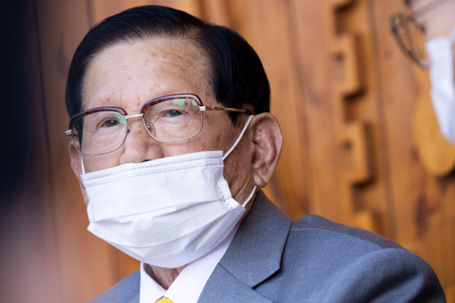 수원지법은 정부의 신종 코로나바이러스 감염증(코로나19) 방역 활동을 방해한 혐의를 받는 이만희(89) 신천지예수교 증거장막성전(신천지) 총회장에 대해 1일 새벽 구속영장을 발부했다. 사진은 지난 3월 이만희 총회장의 기자회견 모습. 연합뉴스