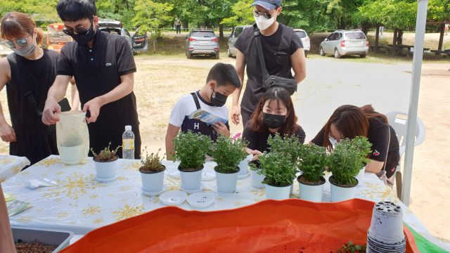 경상북도환경연수원이 1일부터 경북도내 언택트 여행지에서 진행하고 있는 힐링과 연계한 특별한 환경체험교육에서 관광객들이 체험을 하고 있다. 경상북도환경연수원 제공