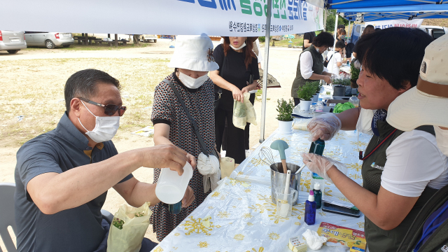 경상북도환경연수원이 1일부터 경북도내 언택트 여행지에서 진행하고 있는 힐링과 연계한 특별한 환경체험교육에서 관광객들이 체험을 하고 있다. 경상북도환경연수원 제공