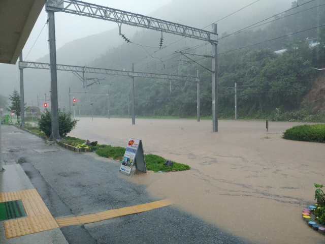 지난 2일 오전 집중호우로 충북선 삼탄역 철도가 물에 잠겨 있다. 집중호우로 충북선과 태백선 철도 전 구간 열차 운행이 중단됐다. 연합뉴스
