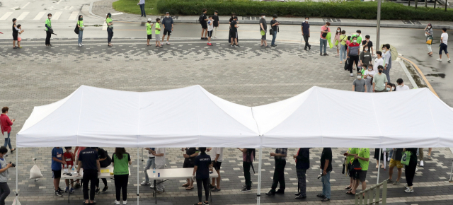 1일부터 프로축구 K리그 경기장에 제한적으로 관중 입장이 시작된 가운데 전주월드컵경기장에서 열린
