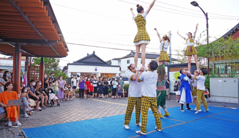 인피니티 플라잉 공연단이 지난달 31일 경주 황리단길 일원에서 버스킹 공연을 선보이고 있다. (재)문화엑스포 제공