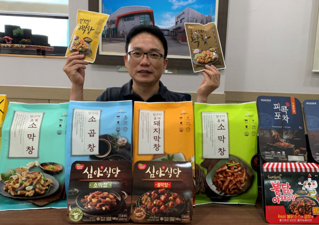 조용환 달구지푸드 대표가 자사 막창 제품들을 선보이고 있다. 김윤기 기자
