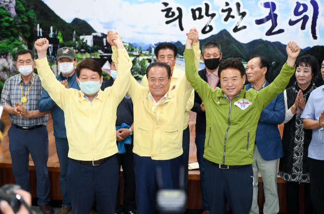 지난달 30일 대구경북 통합신공항 공동후보지 유치 신청 합의를 이룬 뒤 권영진 대구시장, 김영만 군위군수, 이철우 경북도지사가 만세를 부르고 있다. 매일신문 DB