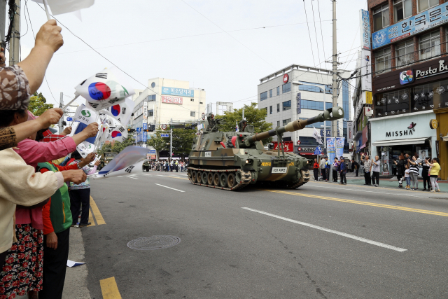한국전쟁 육군 최초의 승리인 상주화령장전투의 대승을 기념하는 전승행사가 매년 상주시내에서 열리고 있다. 탱크가 지나가자 시민들이 태극기를 흔들고 있다. 고도현 기자