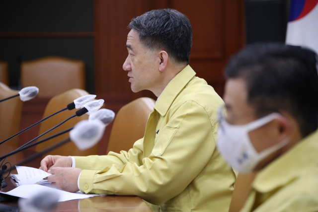 박능후 보건복지부 장관이 3일 오전 정부서울청사에서 열린 신종 코로나바이러스 감염증(코로나19) 대응 중앙재난안전대책본부 회의를 주재하며 발언하고 있다. 연합뉴스