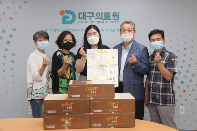 대구 팔달중 교직원들이 최근 대구의료원을 찾아 학생들이 쓴 응원 편지와 위문품을 전달했다. 팔달중 제공