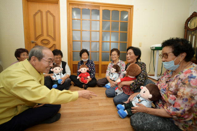 경북 청도군이 청도읍 신도리 어르신 54명에게 센서에 의해 교감반응을 하는 스마트 반려인형을 전달해 좋은 호응을 얻고 있다. 청도군 제공