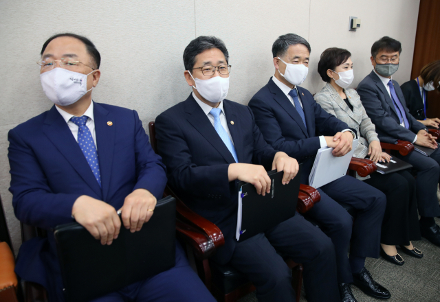 3일 오후 서울 여의도 국회에서 열린 법제사법위원회 전체회의에 홍남기 경제부총리 겸 기획재정부 장관(왼쪽부터), 박양우 문화체육관광부 장관, 박능후 보건복지부 장관, 김현미 국토교통부 장관이 참석하고 있다. 연합뉴스