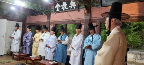 3일 안동 도산서원 전교당에 모인 후학들이 강독에 앞서 퇴계 선생이 쓴 도산십이곡에 곡을 붙인 노래를 부르고 있다. 엄재진 기자