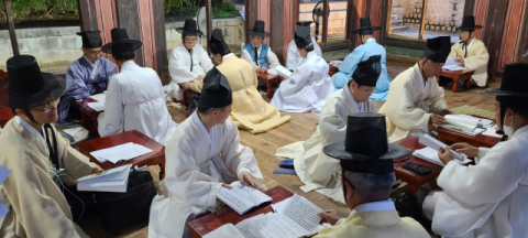 3일 안동 도산서원 전교당에 모인 후학들이 강독하고 있다. 엄재진 기자