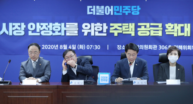 더불어민주당 김태년 원내대표가 4일 오전 서울 여의도 국회 의원회관에서 열린 부동산 시장 안정화를 위한 주택공급 확대방안 당정 협의 도중 걸려온 전화를 급히 받고 있다. 연합뉴스