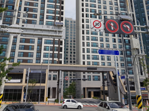 아파트 입주민과 배달대행 업체가 마찰을 빚고 있는 포항 A아파트 단지 입구. 매일신문DB