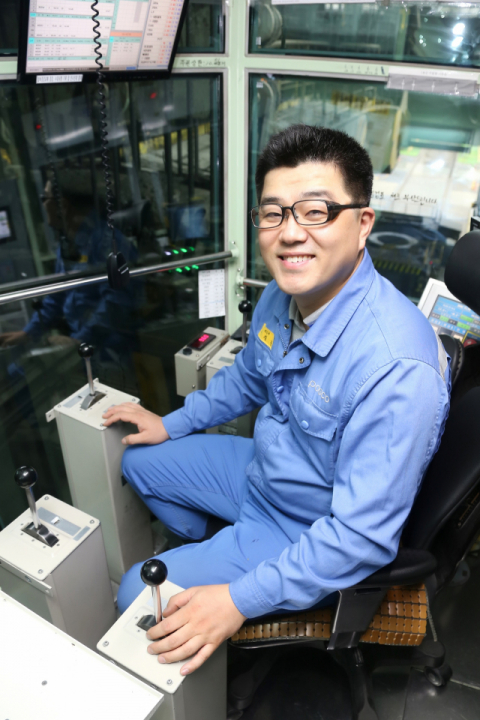 포항제철소 제강부에서 기중기 운전작업을 맡고 있는 이정훈 대리는 최근 물놀이 도중 목숨을 잃을 뻔한 남성을 심폐소생술로 구해냈다. 포항제철소 제공