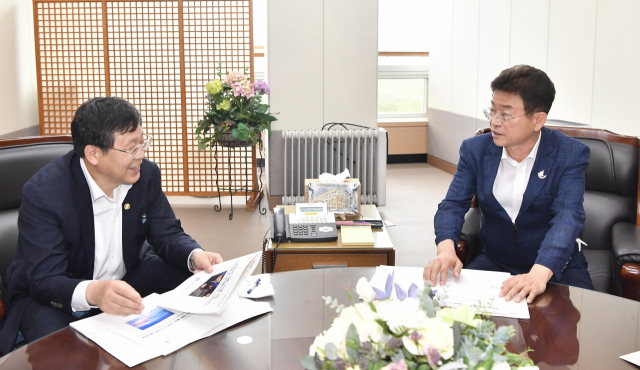 이철우 경북도지사가 4일 안일환 기획재정부 제2차관에게 국비 투자예산이 필요한 경북 사업을 설명하고 있다. 경북도 제공