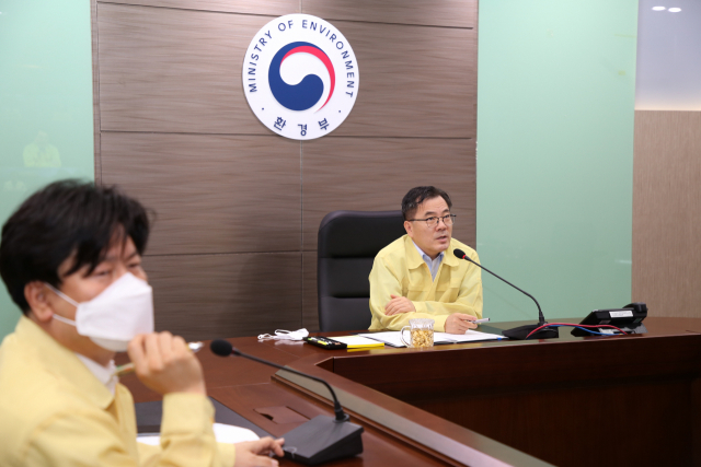 홍정기 환경부 차관이 4일 오전 정부세종청사 환경부 종합상황실에서 수돗물 유충 발생 관련 유역(지방)환경청과 영상회의를 하고 있다. 연합뉴스