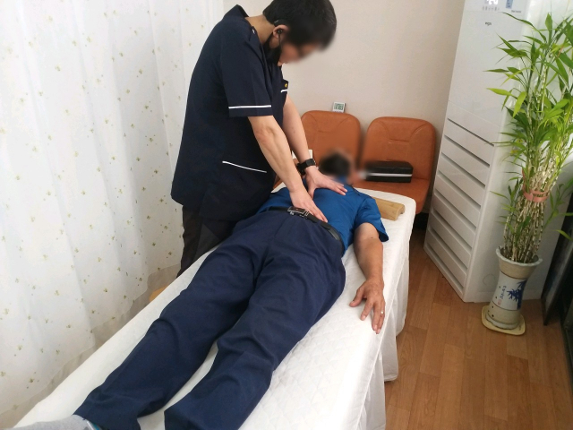 대구 중구에 위치한 한 안마원에서 시각장애인 안마사가 안마 치료를 진행하고 있다. 대구 약손안마원 제공