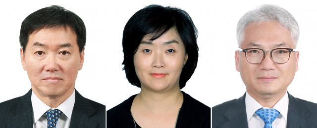 문재인 대통령은 4일 국가정보원 기획조정실장에 박선원 국정원장 외교안보특별보좌관을 임명했다. 문 대통령의 이번 인사는 박지원 국가정보원장 내정, 서훈 국가안보실장 임명 등 안보라인 개편 과정에서 대북 정책역량을 강화하겠다는 의지가 반영된 것으로 풀이된다. 문 대통령은 또 국정원 2차장에는 박정현 국정원장 비서실장을, 3차장에는 김선희 국정원 정보교육원장을 임명했다. 왼쪽부터 박정현 2차장, 김선희 3차장, 박선원 기획조정실장. 연합뉴스