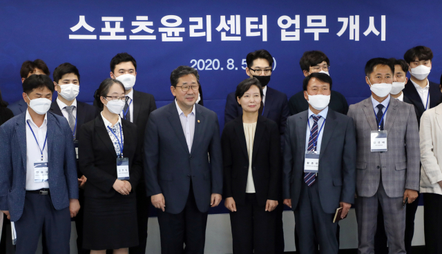 박양우 문화체육관광부 장관이 5일 업무를 개시한 서대문구 스포츠윤린센터에서 이숙진 신임 이사장 및 직원 등과 기념촬영을 하고 있다. 연합뉴스