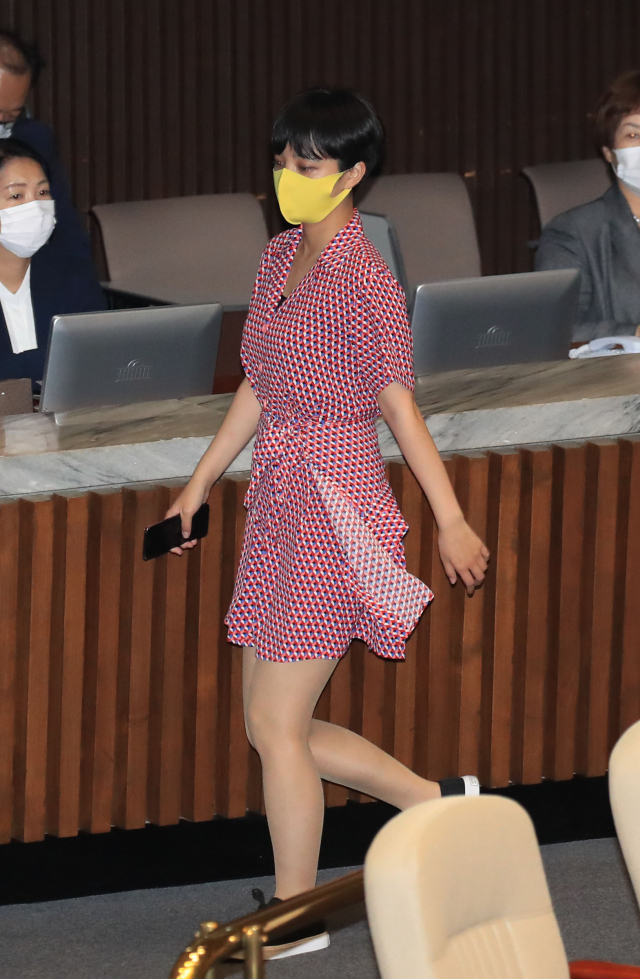 정의당 류호정 의원이 4일 오후 서울 여의도 국회에서 열린 본회의에서 잠시 퇴장하고 있다. 연합뉴스