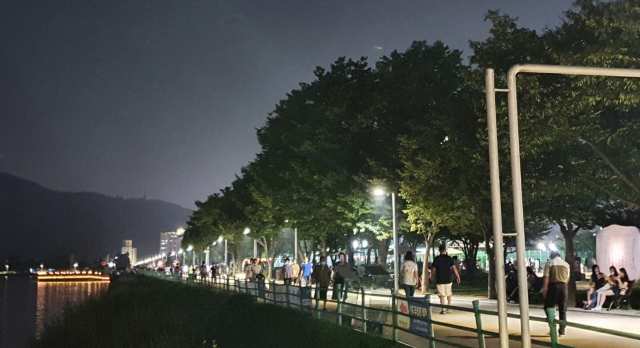 대구 수성구 수성못이 열대야를 피해 온 나들이객들로 붐비는 모습. 매일신문DB